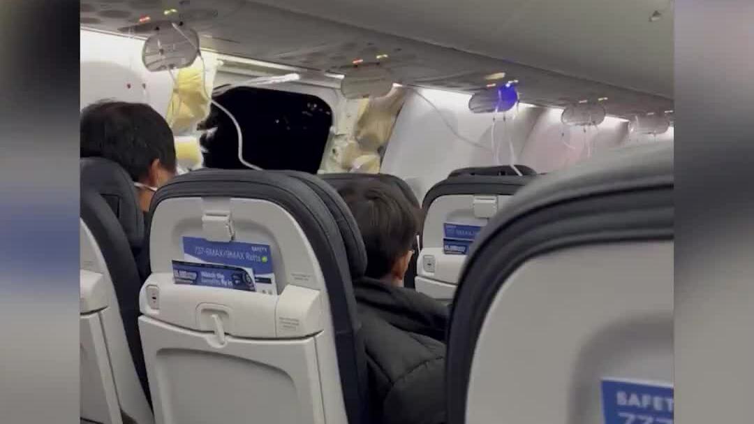 177人を乗せた米航空機、窓破損で緊急着陸
