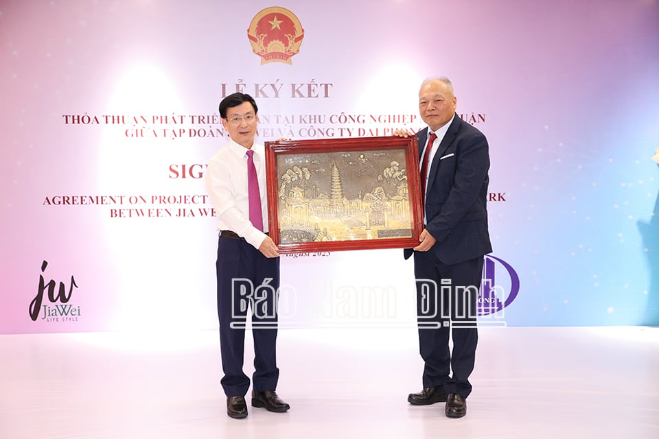 Le président du Comité populaire provincial, Pham Dinh Nghi, a offert le tableau de la tour Pho Minh au dirigeant du groupe JiaWei (Taïwan).