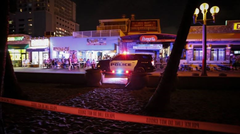米国：ハリウッドビーチ付近で銃撃事件、9人負傷（写真1）