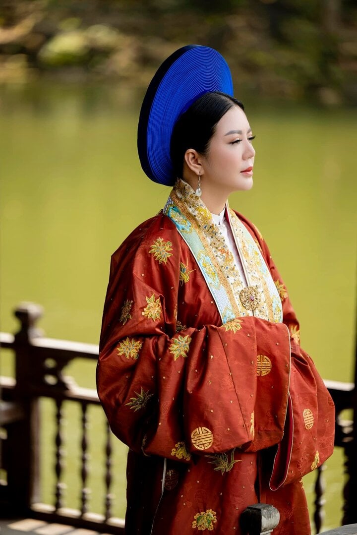 Previously, during many visits to Hue to perform or travel with her family, Dinh Hien Anh also wore traditional costumes to take souvenir photos. There is another special thing about Dinh Hien Anh, she has never dyed her hair but always kept her hair black to match the image she is pursuing in folk music.