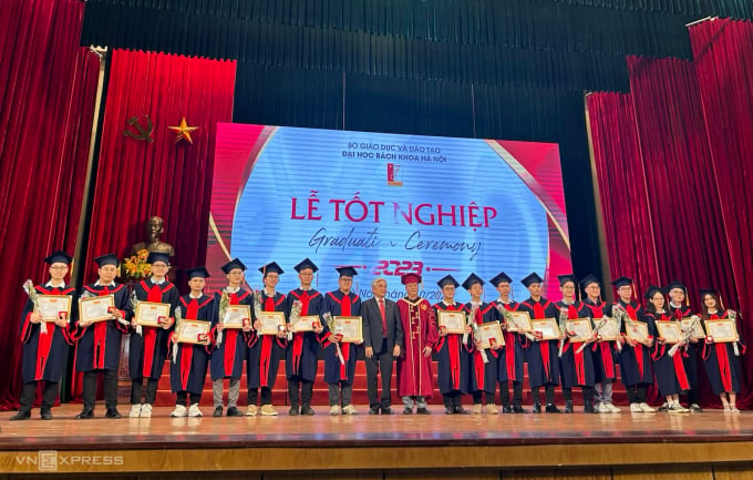 Los excelentes graduados de la Universidad de Ciencia y Tecnología de Hanoi recibieron certificados de mérito y logotipos bañados en oro. Foto: Duong Tam