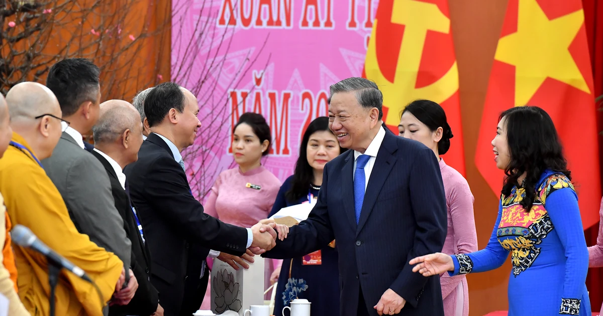 [Foto] El Secretario General To Lam recibe a una delegación de destacados vietnamitas de ultramar que participan en el programa "Patria de Primavera 2025"