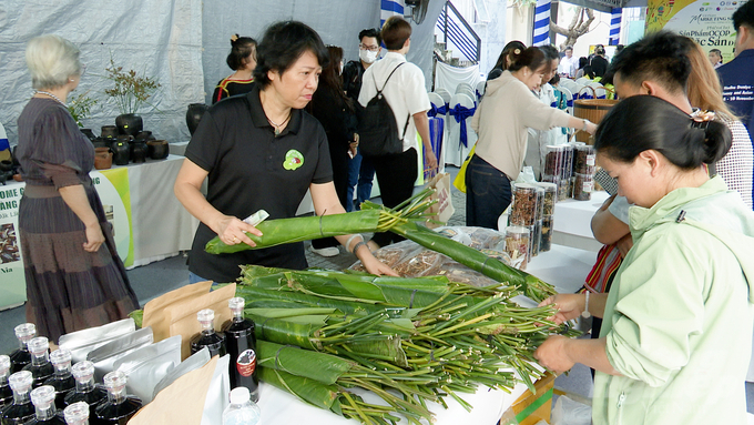 Không khí Tết với sản phẩm lá dong gói bánh được giới thiệu tại các gian hàng. Ảnh: Minh Sáng.