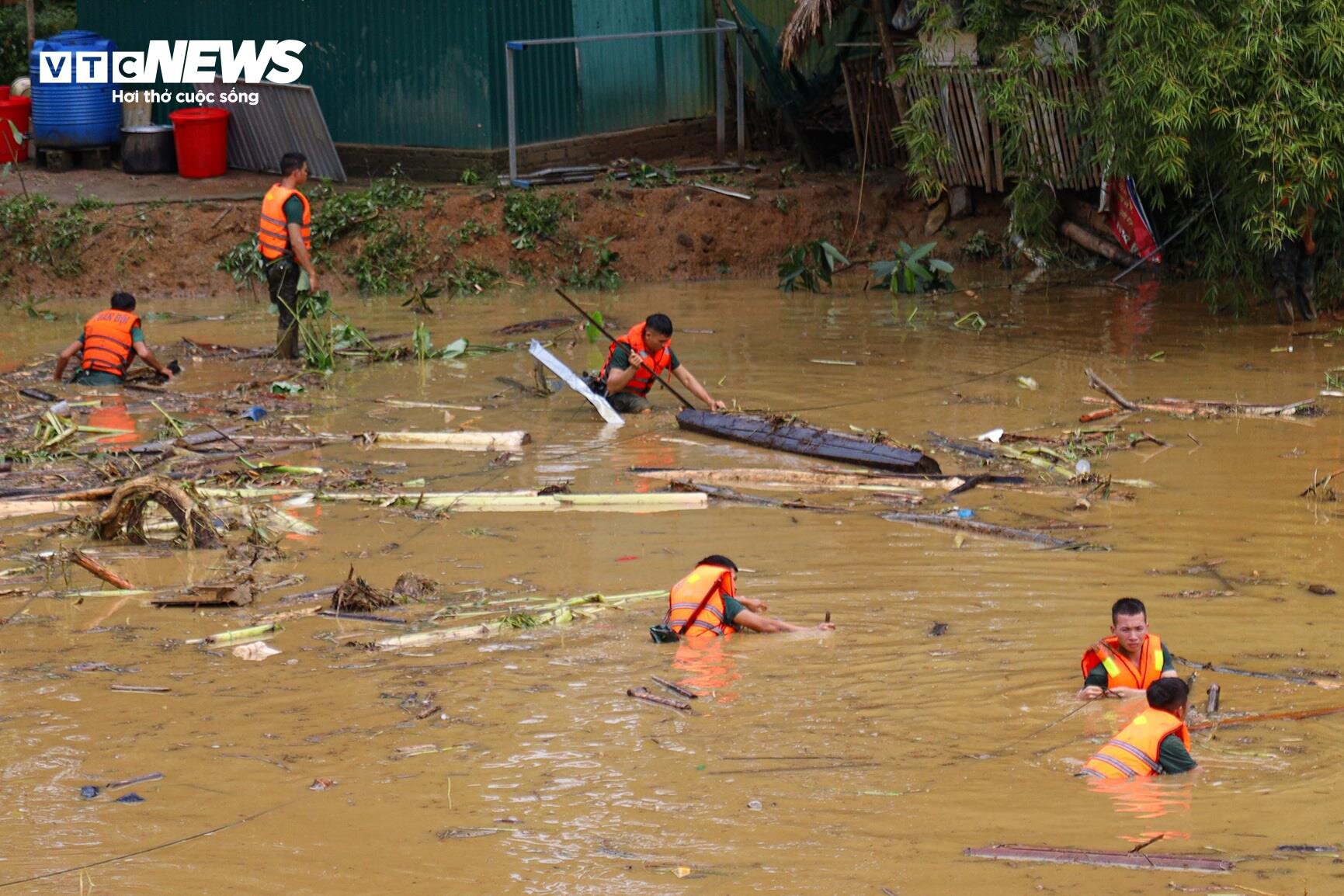 Policías y soldados se sumergieron en barro y agua en busca de víctimas de las inundaciones repentinas en Lao Cai - 9