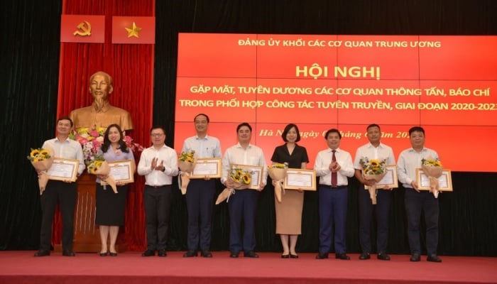 Đảng ủy Khối các cơ quan Trung ương trao tặng nhiều bằng khen cho các cơ quan thông tấn, báo chí