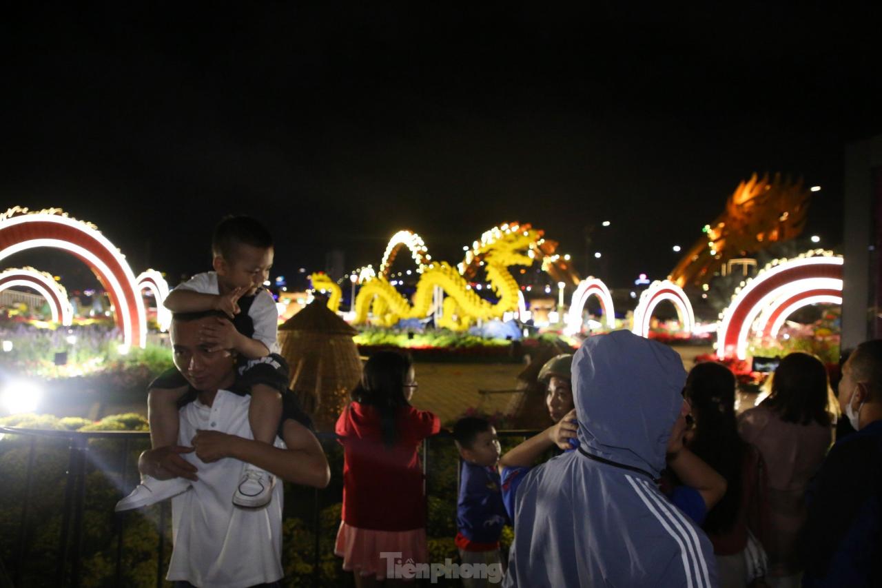 Multitudes de personas observan a la mascota dragón de Da Nang 'rociar agua y fuego' foto 2