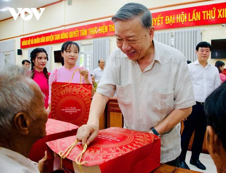 លោកអគ្គលេខាធិការ To Lam បានប្រគល់អំណោយជូនដល់វីរជនមាតាវៀតណាម គ្រួសារដែលទទួលបានការអនុគ្រោះ និងយុទ្ធជនអតីតយុទ្ធជនគំរូនៅក្នុងខេត្ត។