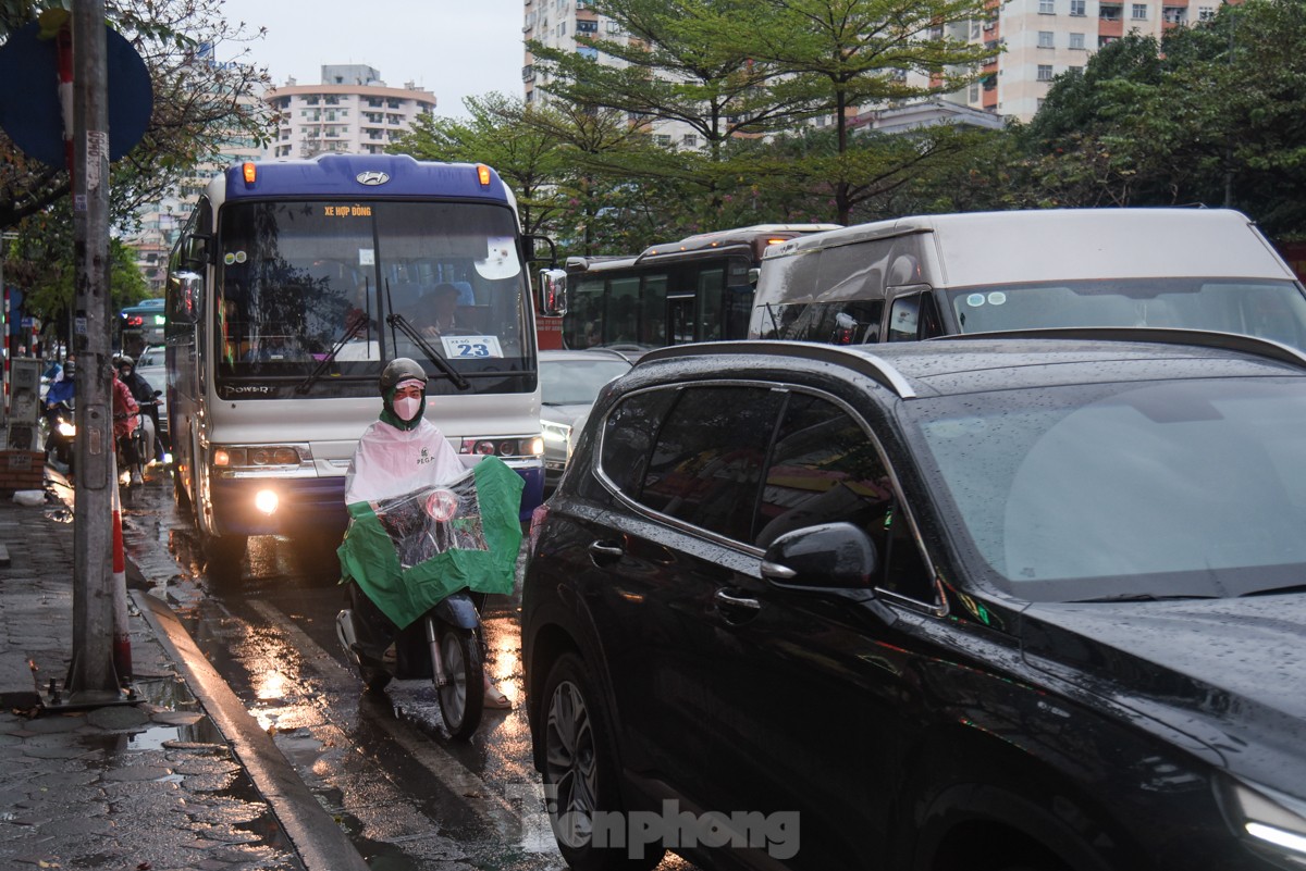 Muchas calles de Hanoi estuvieron congestionadas durante horas después de las fuertes lluvias que duraron desde la noche. Foto 1