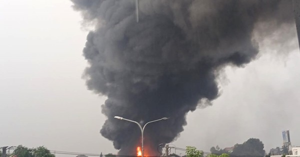 Un incendio envuelve una fábrica de espuma bajo una intensa lluvia en Binh Duong