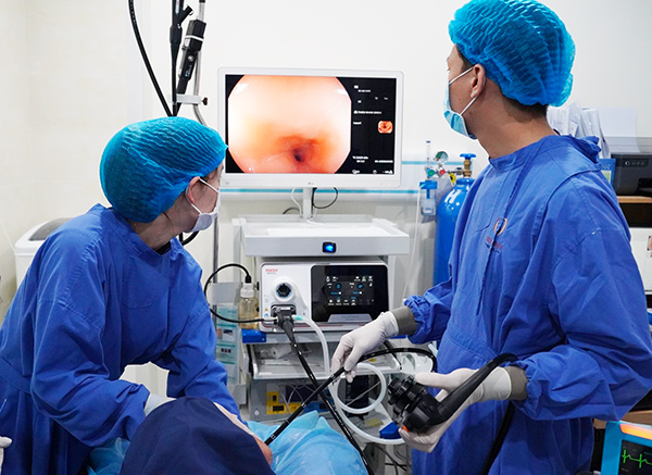 Detección temprana del cáncer de colon gracias a la endoscopia indolora en Thien Nhan Quang Ngai