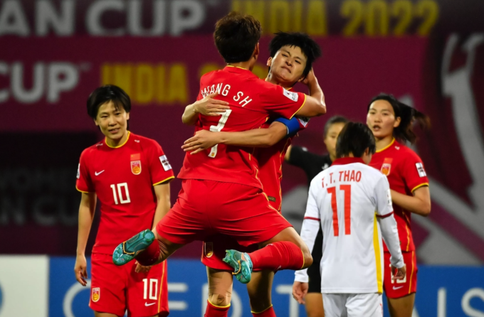 중국 여자팀이 2022년 아시안컵에서 베트남을 상대로 3-1로 승리한 것을 축하하고 있다. 사진: AFC