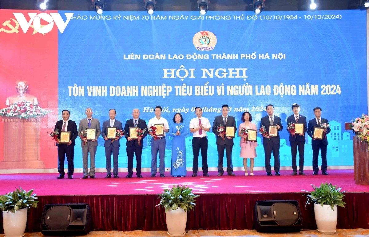 Hanoi würdigt 100 Beispiele für Initiative, Kreativität und typische Unternehmen