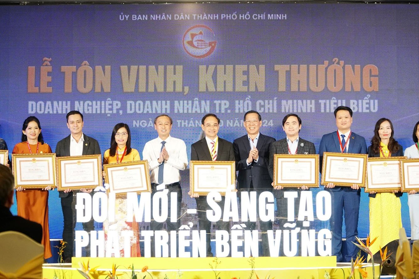 Vietravel vinh dự nhận bằng khen &amp; chứng nhận tại Lễ tôn vinh, khen thưởng Doanh nghiệp, Doanh nhân TP.HCM tiêu biểu năm 2024