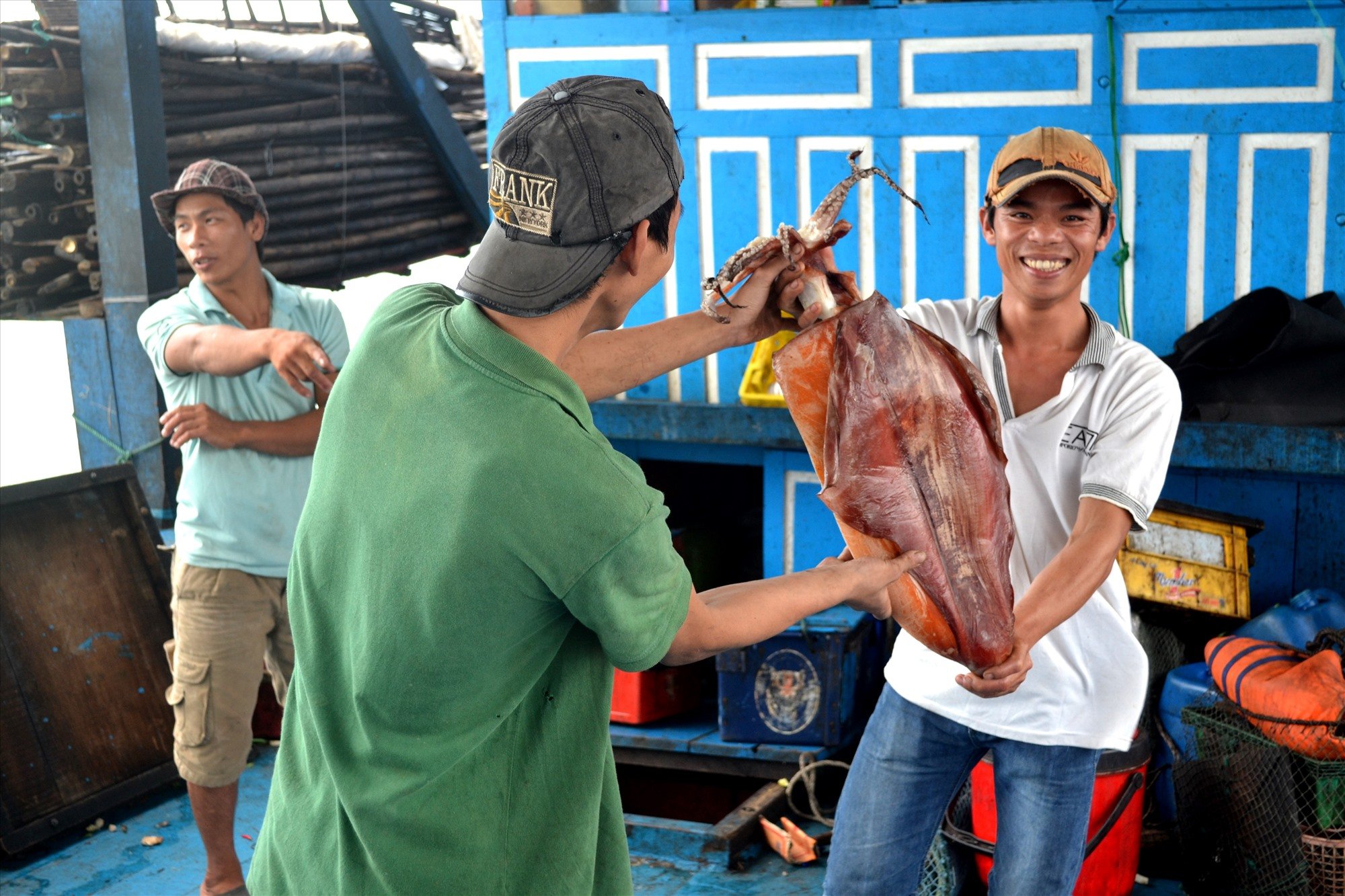 Fishermen in Thang Binh help each other to achieve a good yield on their fishing trip. Photo: NGUYEN QUANG