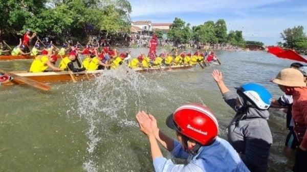 Festival único de carreras de barcos y remo en la celebración del Día de la Independencia más grande del país