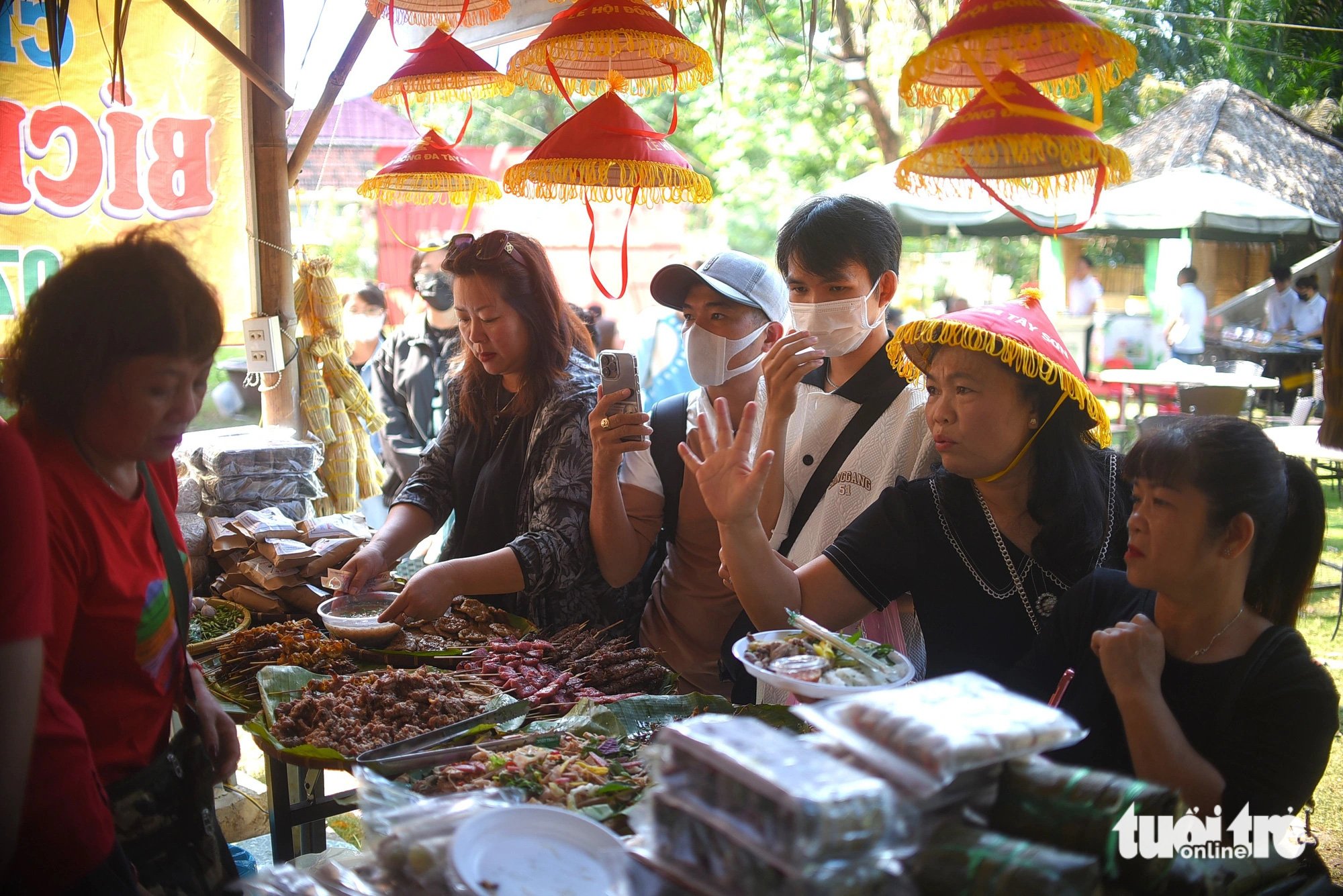 Không khí náo nhiệt tại quầy bánh hỏi lòng heo Tây Sơn - Ảnh: LÂM THIÊN