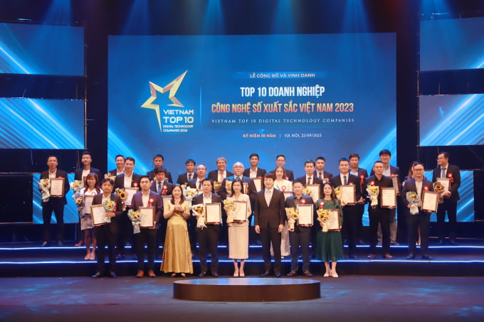 Ms. Do Xuan Anh - Communications Director of FPT Telecom Joint Stock Company received the award for Top 10 enterprises providing digital content and electronic entertainment. Photo: FPT Telecom