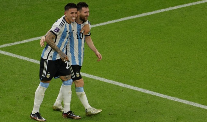 エンソ・フェルナンデス（左）は、カタールで開催された2022年ワールドカップのグループステージでアルゼンチンがメキシコに2-0で勝利した際、リオネル・メッシのアシストを受けて喜びを表現している。写真：AFP