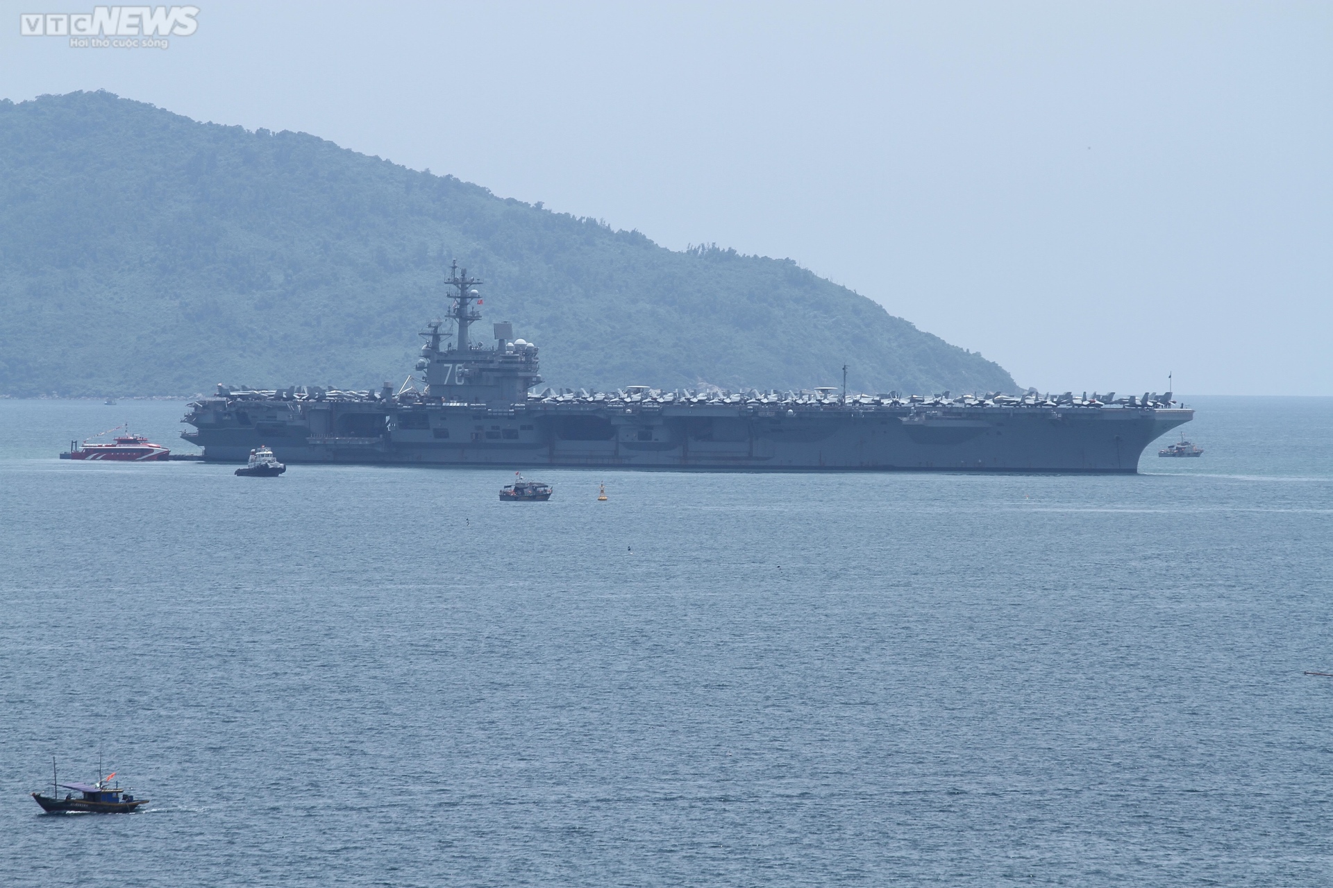 El portaaviones estadounidense USS Ronald Reagan atraca en el puerto de Da Nang - 6