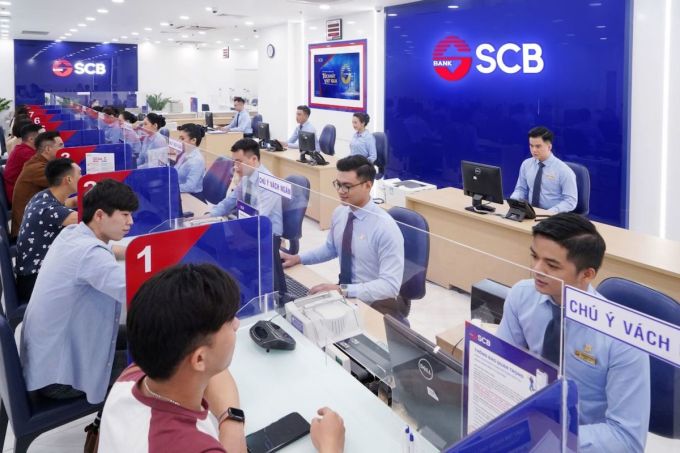 Customers transact at an SCB transaction office in Ho Chi Minh City. Photo: SCB