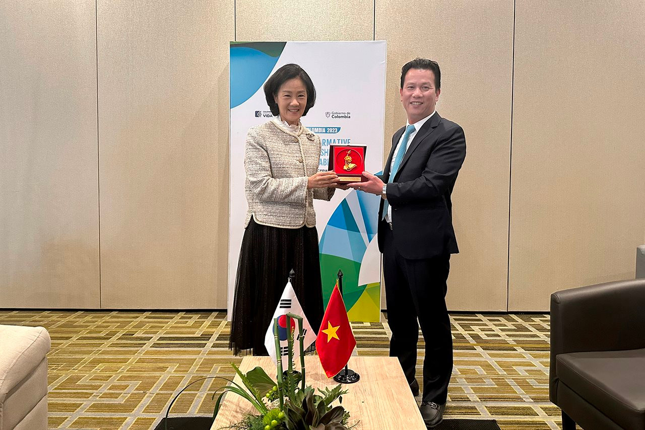 20230923-minister-of-state-presents-a-sign-to-minister-of-state-bdkh-kor-quoc.jpg