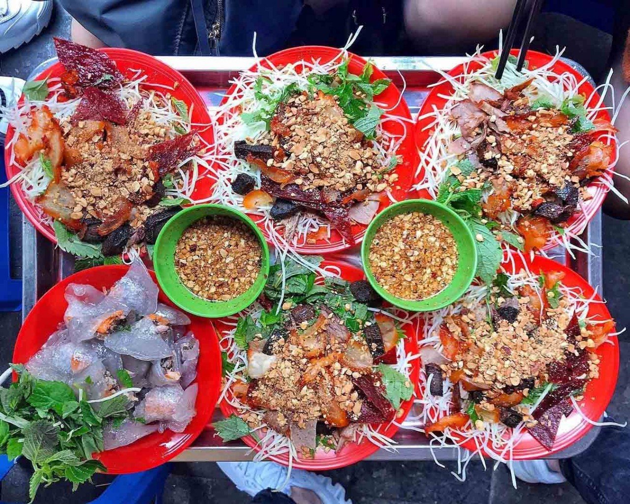 Được mệnh danh là con phố ngắn nhất thủ đô nhưng địa điểm này lại luôn đón tấp nập khách trong và ngoài nước đến vì muốn thử một lần thưởng thức món nộm bò khô trứ danh. (Ảnh: Duongvux_)