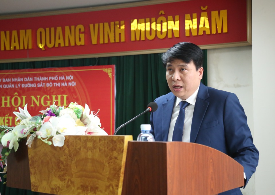 M. Nguyen Cao Minh, chef du conseil de gestion du chemin de fer urbain de Hanoi, a pris la parole lors de la réunion de synthèse.