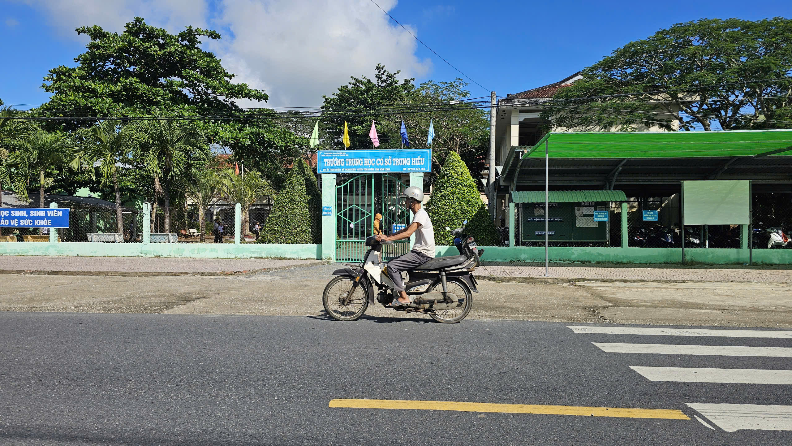 Vĩnh Long: Kỷ luật cảnh cáo hiệu trưởng vì để xảy ra bạo lực học đường- Ảnh 1.