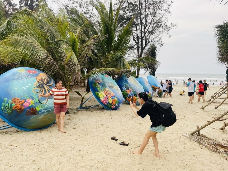 Paintings on bamboo boats in My Khe beach are loved by tourists.