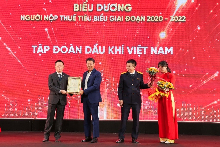 Thành viên HĐTV Petrovietnam Nguyễn Văn Mậu đại diện Công ty mẹ - Tập đoàn Dầu khí Việt Nam nhận tôn vinh tại hội nghị. (Nguồn: PVN)