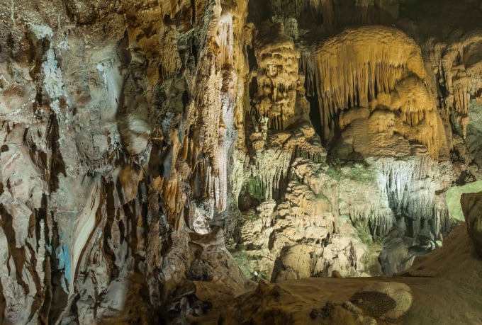 Im Inneren der Tien Son-Höhle. Foto: Van An