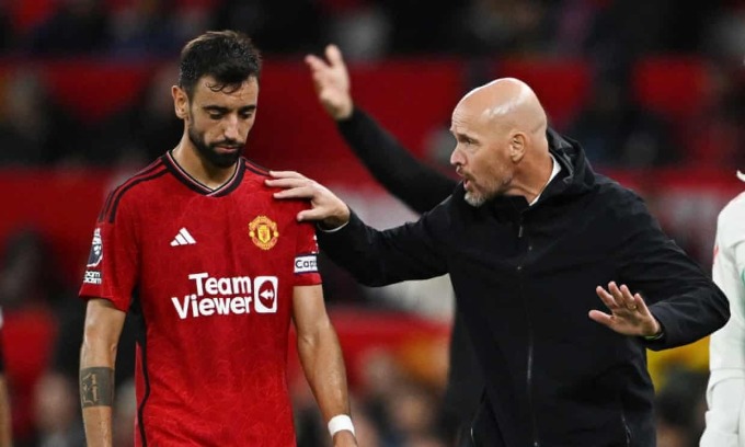Ten Hag trao đổi với Bruno Fernandes trong trận Man Utd hạ Wolves 1-0 ngày 14/8. Ảnh: Reuters