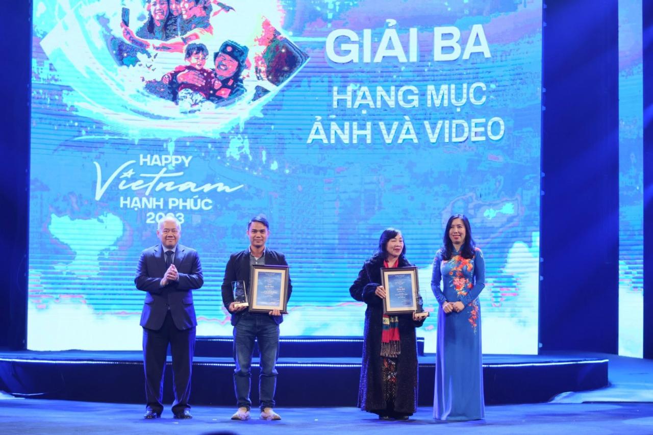 Minister of Information and Communications Nguyen Manh Hung: Digital technology and digital platforms help people promote the image of Vietnam and its people.