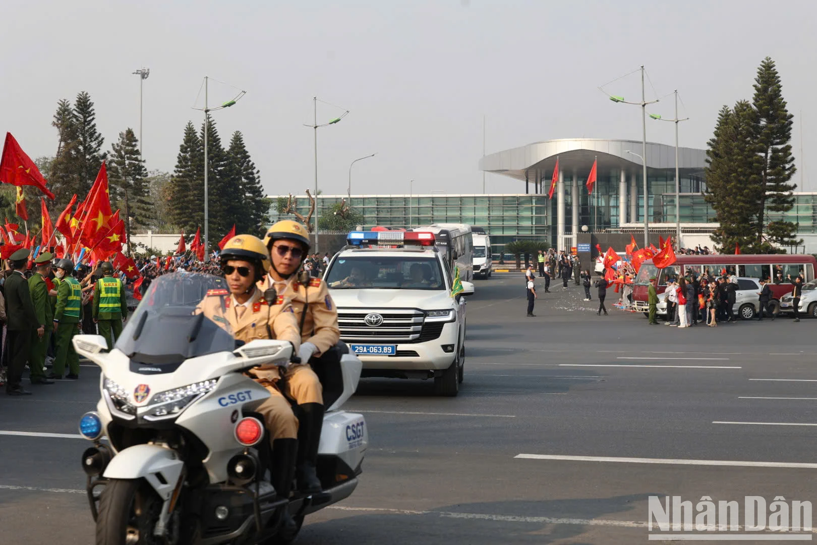 [Photo] Fans welcome the champions home photo 9