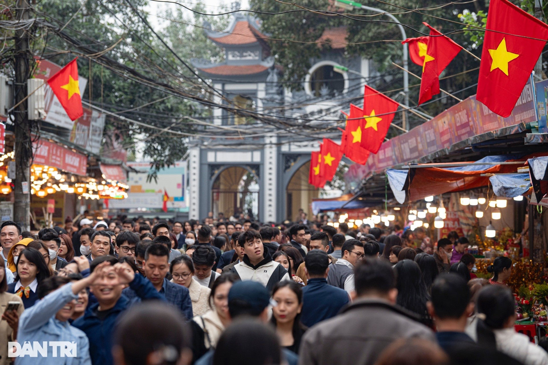 Ngày đầu đi làm, Phủ Tây Hồ đông kín người dâng lễ, du khách chen chân tìm lối đi ảnh 1