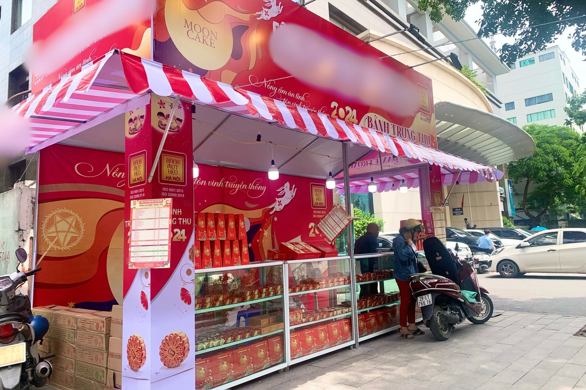 Los pasteles de luna 'salen a la calle' temprano, esperando que los clientes los compren foto 9