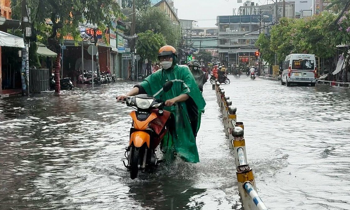 Dễ mắc bệnh khi trời đang nắng nóng lại đổ mưa