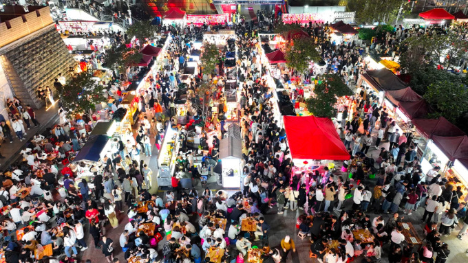 Ein überfüllter Nachtmarkt in der Stadt Liuzhou in der Autonomen Region Guangxi Zhuang, China, am 29. April. Foto: Xinhua