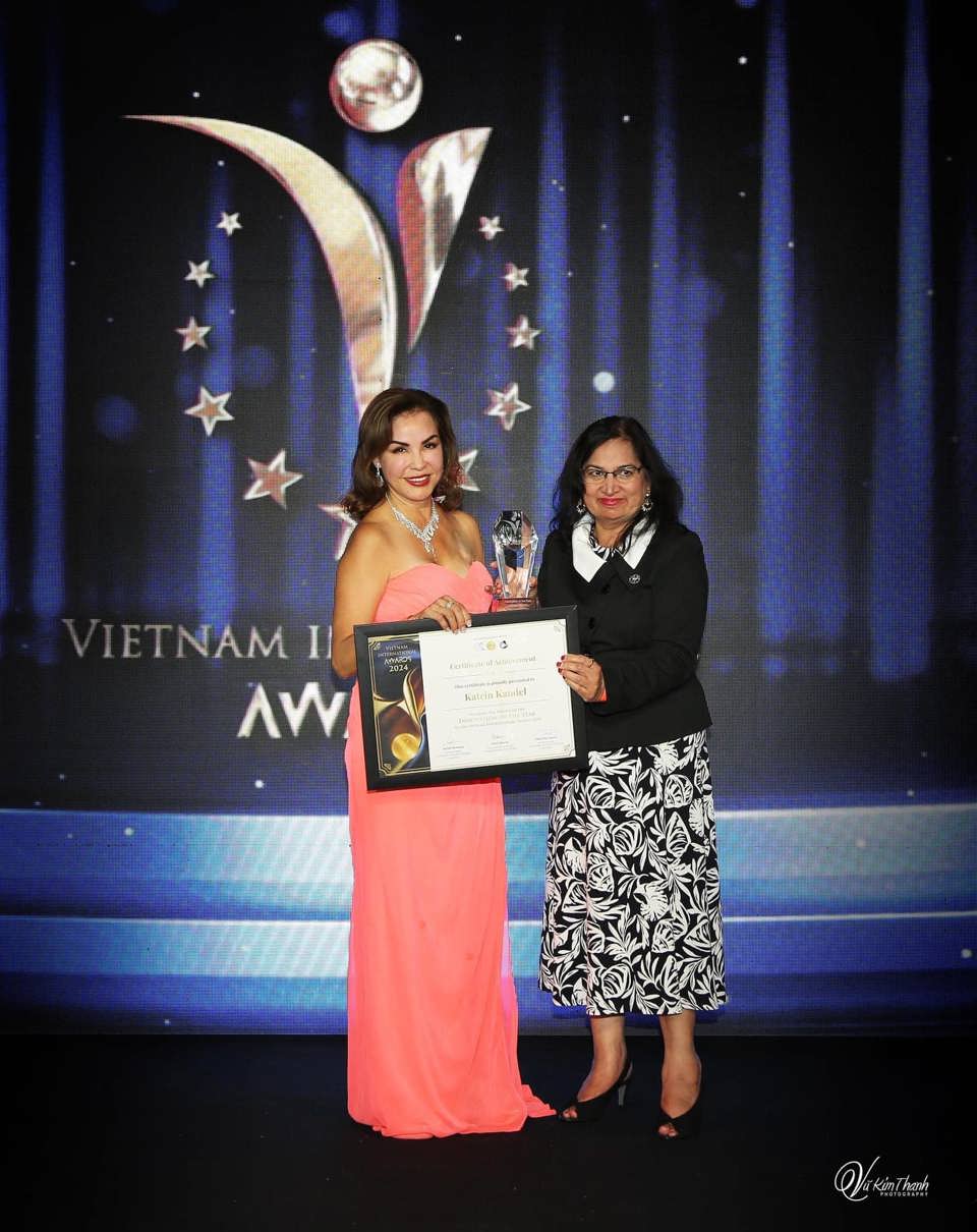 La Sra. Katrin Kandel (izquierda) recibió el premio a la Innovación del Año en VIA 2024. Foto: Vu Kim Thanh