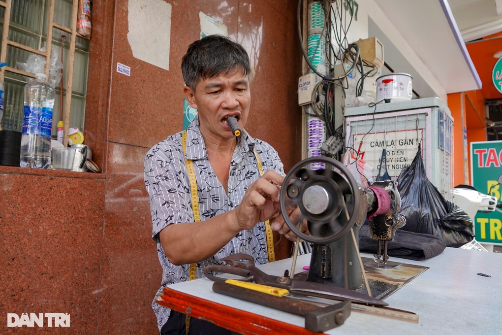 Nghề lụm bạc cắc nhưng hốt bạc dịp cuối năm của đôi vợ chồng khuyết tật - 2