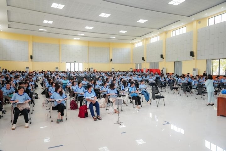 The first class at Nguyen Quang Dieu High School for the Gifted, Dong Thap received enthusiastic participation from a large number of students and teachers.