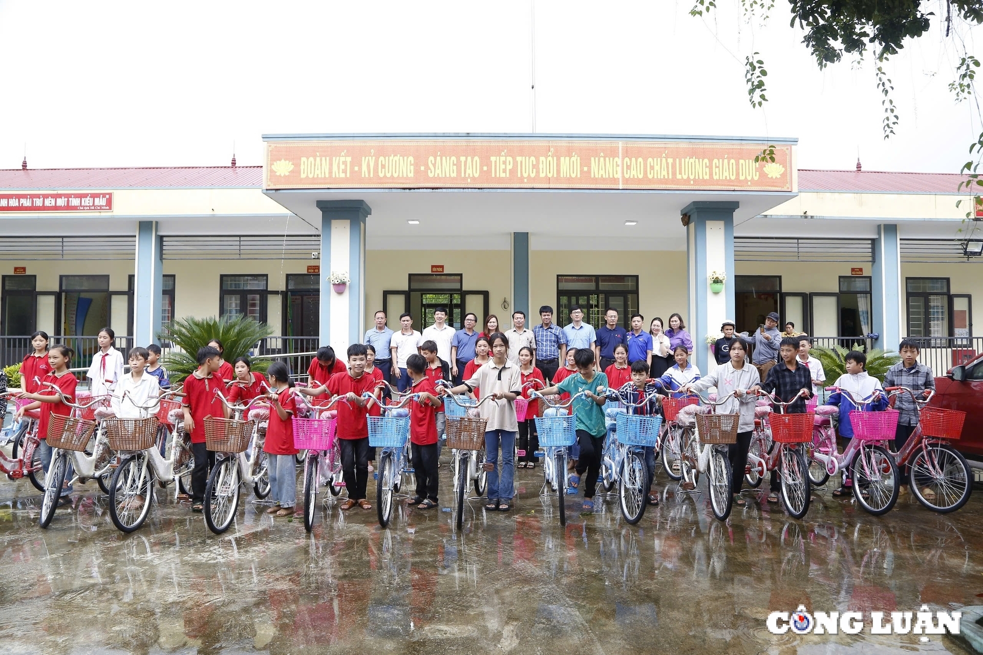 សមាគម Education and Times បានបរិច្ចាគកង់ចំនួន 60 ដល់សិស្សជួបការលំបាកនៅ Thanh Hoa រូបភាពទី 1