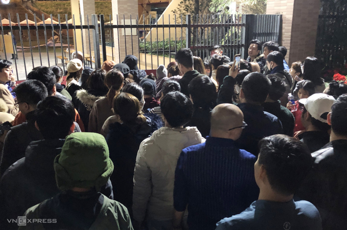 Hundreds of parents waited from afternoon to night to submit applications for their children to enter first grade at Marie Curie School, Hanoi, February 2023. Photo: Ngoc Thanh