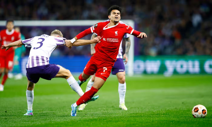 El centrocampista del Liverpool fue derribado en el partido entre Toulouse y Liverpool por la cuarta jornada del Grupo E de la Europa League en Francia la noche del 9 de noviembre de 2023. Imagen: