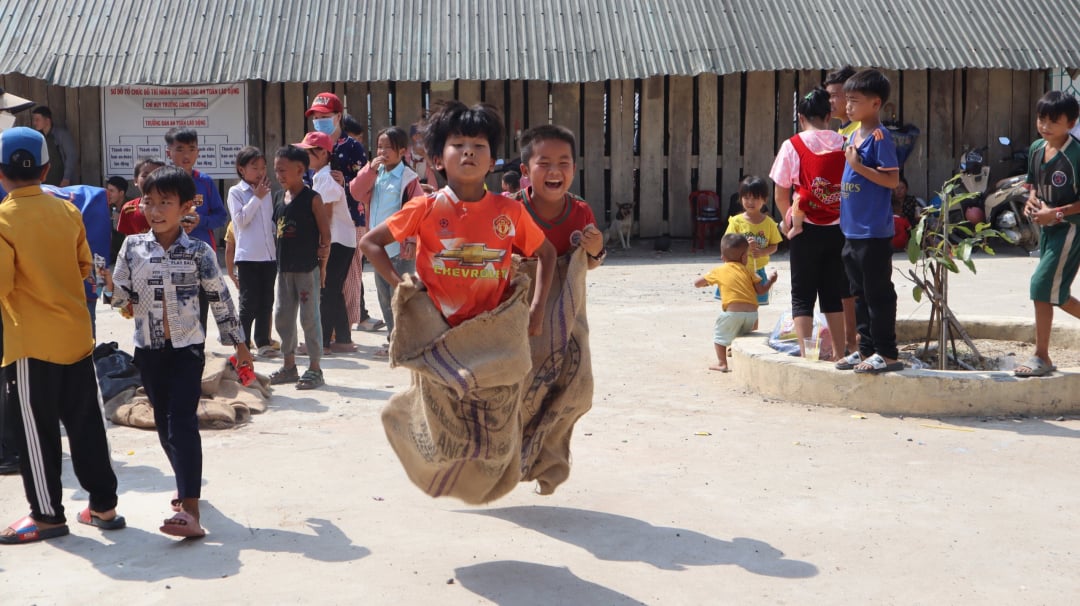 ក្មេងៗបានចូលរួមយ៉ាងសាទរក្នុងល្បែងប្រជាប្រិយ ដែលប្រារព្ធឡើងក្នុងពិធីបុណ្យ។