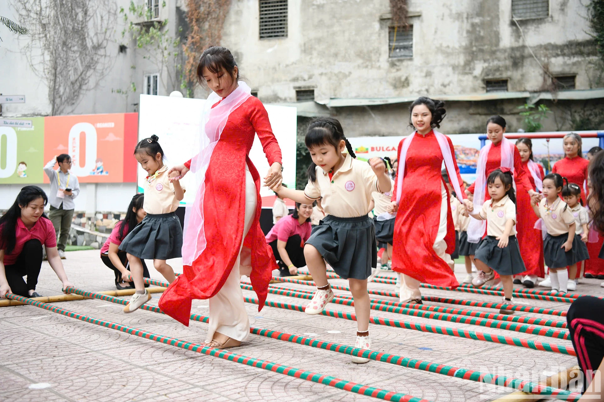 [ภาพ] ภริยาประธานาธิบดีเหงียน ถิ มินห์ เหงียต และภริยาประธานาธิบดีบัลแกเรีย เดซิสลาวา ราเดวา เยี่ยมชมโรงเรียนอนุบาลเวียดบุนคุณภาพสูง ภาพที่ 4