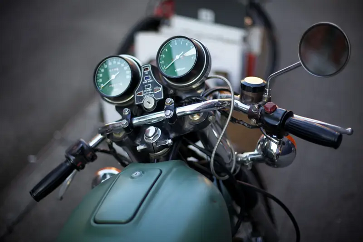 David Karp geht jeden Morgen gerne zu Fuß oder mit seiner Vespa zur Arbeit. Er hat auch eine Leidenschaft für andere motorisierte Fahrzeuge. Er ist Mitglied des Manhattan Classic Car Clubs. „Meine Freundin und ich sind mit unserem Porsche 993 Carrera 4S, Baujahr 1996, übers Wochenende nach Montreal gefahren“, erzählte David Karp einmal. (Foto: Davidslog.com)