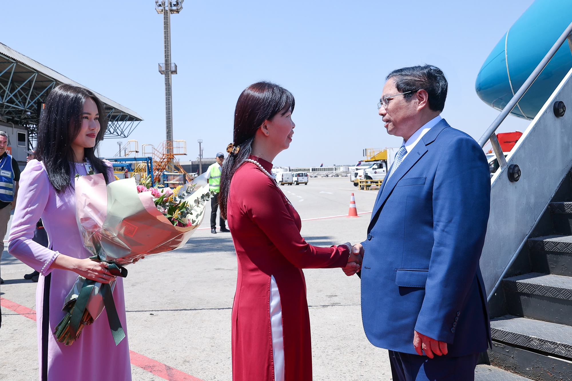 Premierminister Pham Minh Chinh trifft in Sao Paulo ein, um seinen offiziellen Besuch in Brasilien anzutreten. Foto 3