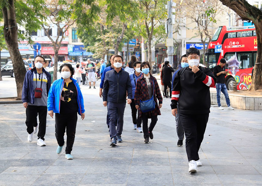 Hanoi encourages people to continue wearing masks in crowded areas image 1