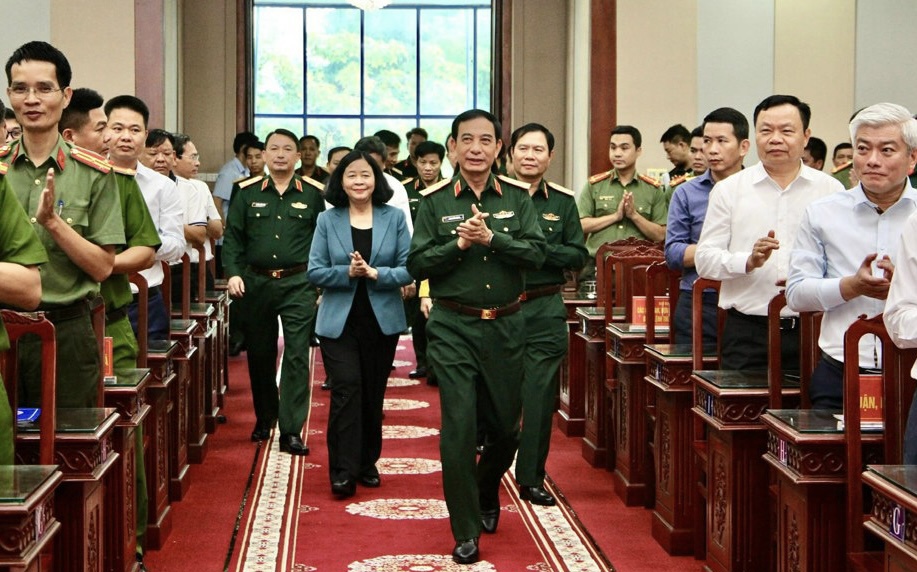 General Phan Van Giang, Minister für nationale Verteidigung und Sekretär des Parteikomitees von Hanoi, Bui Thi Minh Hoai, nahmen an der Konferenz teil.